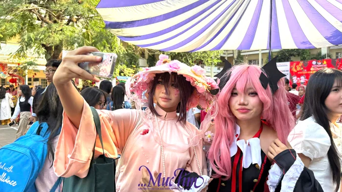 Học sinh cosplay 'khách quốc tế' dạo chơi hội xuân Trường THCS Hoa Lư