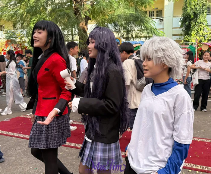 Học sinh cosplay 'khách quốc tế' dạo chơi hội xuân Trường THCS Hoa Lư