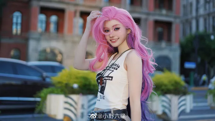 LMHT Cosplay: Ca Sĩ Mộng Mơ Seraphine này sẽ khiến bạn muốn 'one champ' ngay lập tức - ONE Esports Vietnam | ONE Esports Vietnam