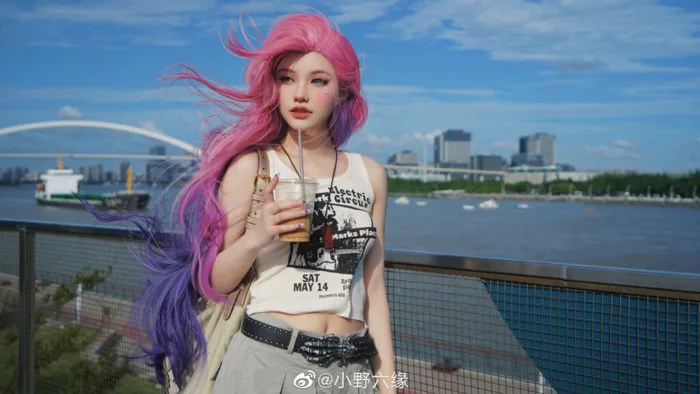 LMHT Cosplay: Ca Sĩ Mộng Mơ Seraphine này sẽ khiến bạn muốn 'one champ' ngay lập tức - ONE Esports Vietnam | ONE Esports Vietnam