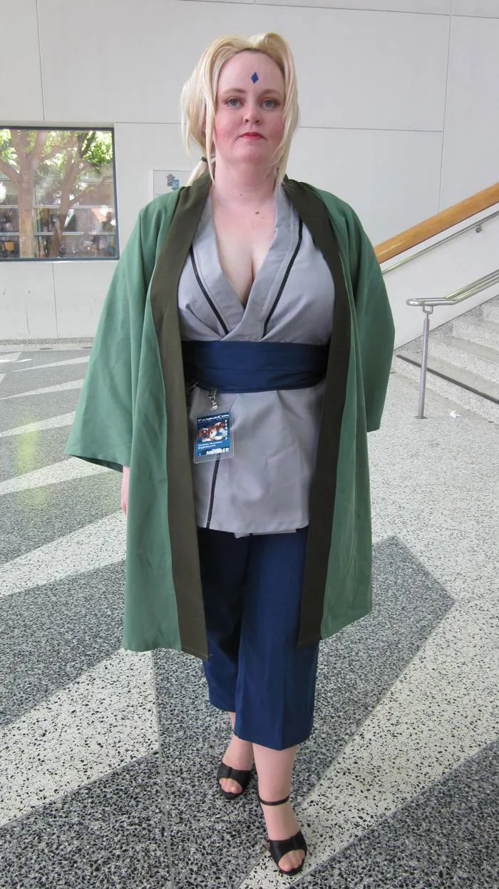 File:Tsunade cosplayer at FanimeCon 2010-05-30 1.JPG - Wikimedia Commons