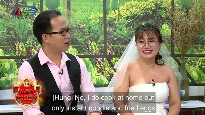 Chồng hớn hở khoe vợ thích cosplay, mồi chài mình bằng bộ đồ cô y tá hư hỏng