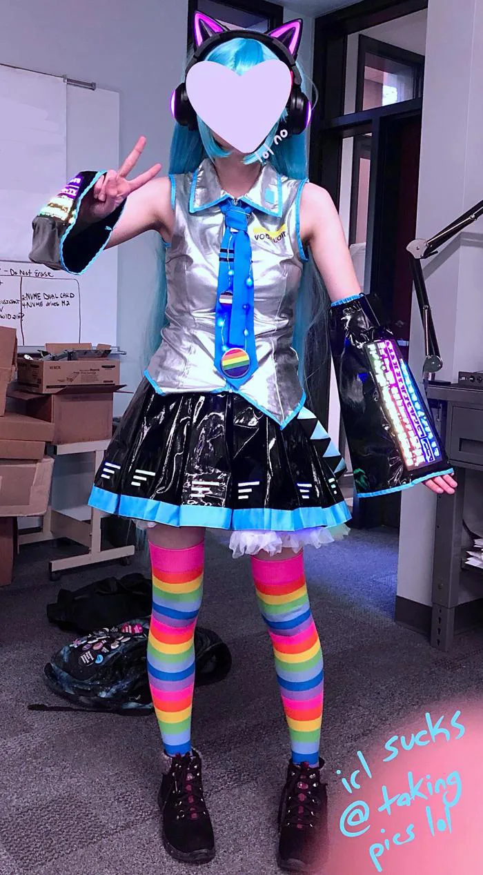 Mũ cosplay Hatsune Miku phát sáng của mình! : r/Vocaloid