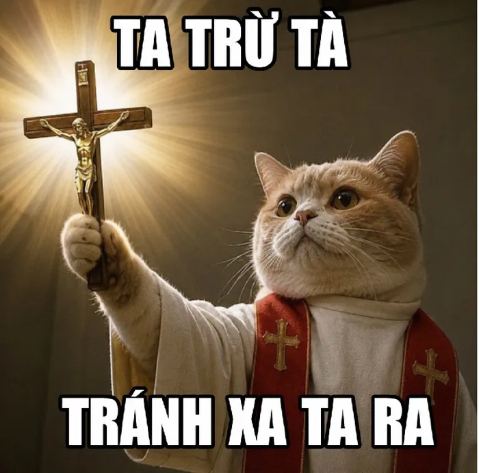 Meme thánh giá bựa - Cậu bé cầm thánh giá sợ hãi cực hài