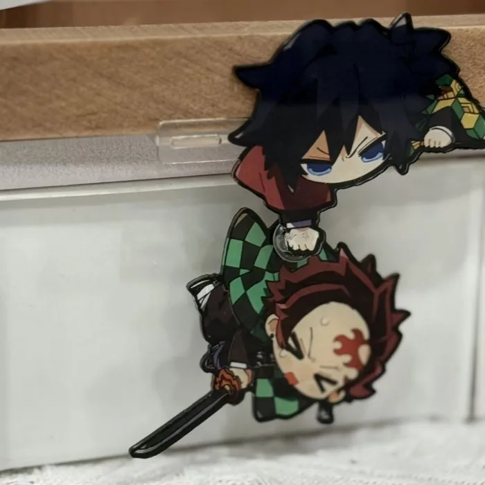 ✨ STANDEE GIYUU TÓM ÁO TANJIRO CHIBI – CỰC DỄ THƯƠNG – FAN DEMON SLAYER KHÔNG THỂ BỎ LỠ! ✨ ✨ STANDEE GIYUU TÓM ÁO TANJIRO CHIBI – CỰC DỄ THƯƠNG – FAN DEMON SLAYER KHÔNG THỂ BỎ LỠ! ✨