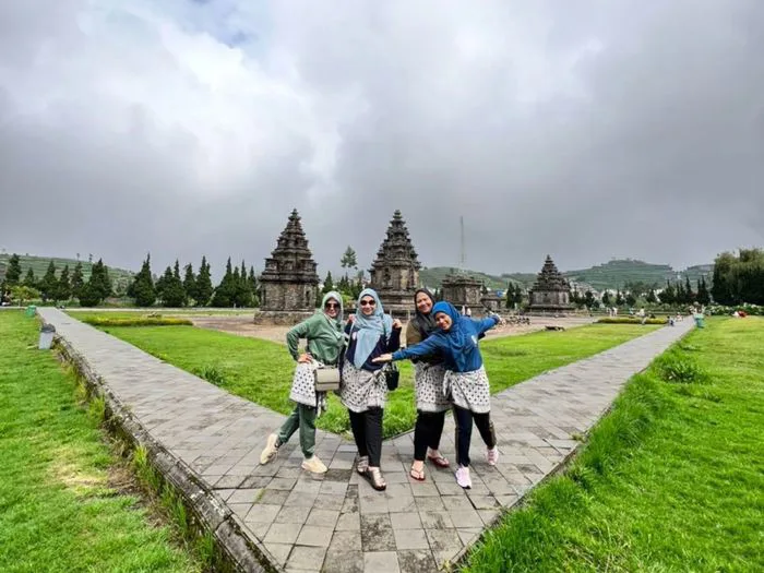 Tour riêng 1 ngày Jogja Dieng Sunrise, Miệng núi lửa Sikidang & Đền Arjuna  | Trip.com