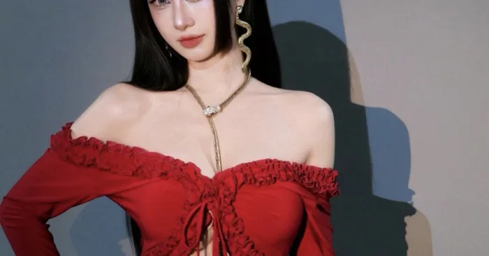 Jun Vũ cosplay Boa Hancock theo phong cách kín cổng cao tường