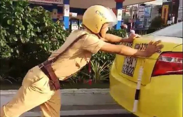 Cảnh sát giao thông đẩy xe taxi chết máy khiến cư dân mạng dậy sóng