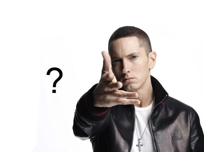 Ảnh Eminem chỉ vào máy quay với dấu hỏi chấm
