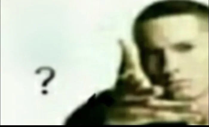 Ảnh Eminem chỉ vào máy quay với dấu hỏi chấm